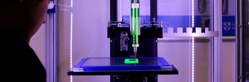 Immer mehr Unternehmen aus der 3D Branche unterstützen Gesundheitsministerien bei der Produktion von benötigten Artikeln – vor allem im gesundheitlichen Kontext. Derzeit ist vor allem der Mundschutz ein knappes Gut. Dieser Umstand soll durch 3D-Druckvorlagen geändert werden.