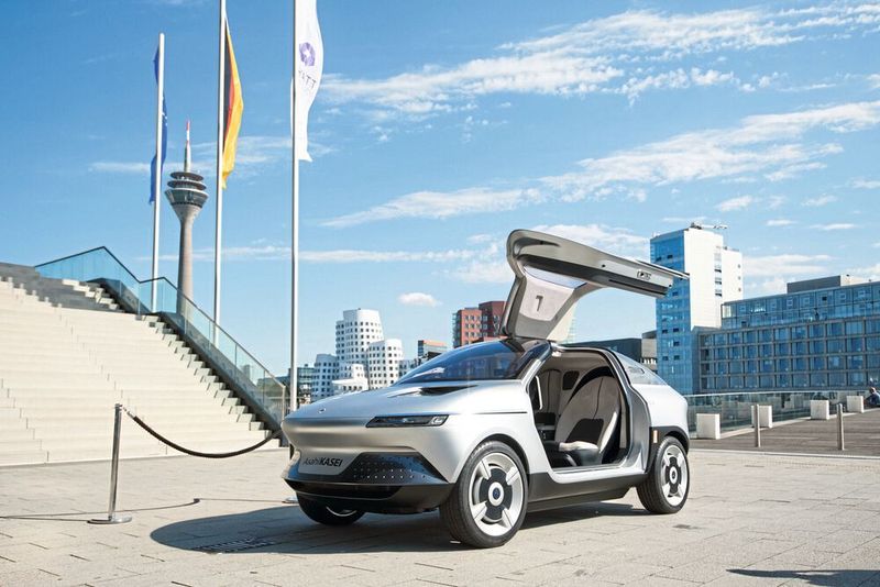 Mit dem Konzeptfahrzeug „AKXY“ zeigt Asahi Kasei, welche Produkte und Technologien der Zulieferer der Automobilindustrie anbietet.
