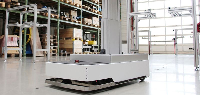 Dieser kleine Transportroboter fährt durch die Versuchshalle des IPH und bringt Kisten von einer Übergabestation zur nächsten.
