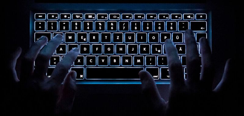In der aktuellen Lage steigt das Risiko von erfolgreichen Cyberattack. Denn Arbeits-Computer zuhause etwa sind deutlich schwerer zu schützen als innerhalb der Netzwerke von Unternehmen.