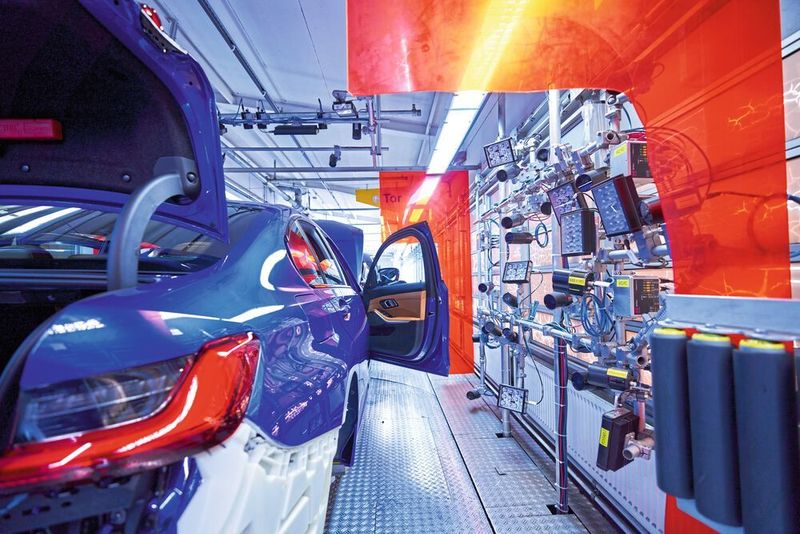 Mit smarten Fabriken wollen Automobilhersteller und -zulieferer in den kommenden Jahren deutlich produktiver arbeiten.