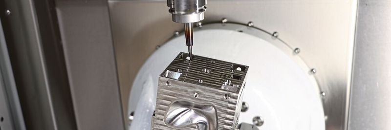 Die in der Kern Micro HD eingesetzten Linearmotore bringen gegenüber Kugelgewindeantrieben deutliche Vorteile in Dynamik und Regelgenauigkeit.