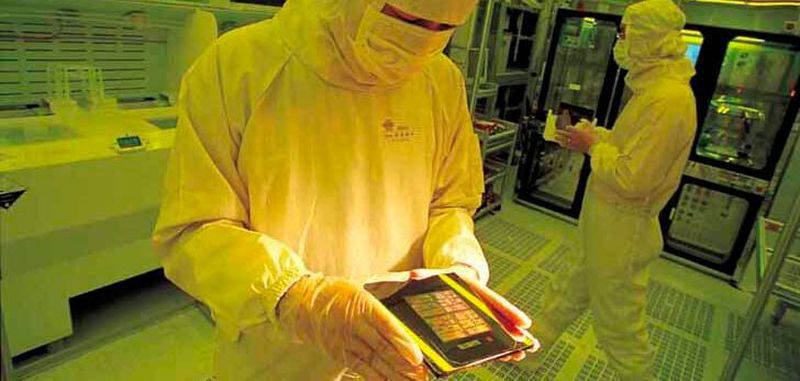 Halbleiterfertigung bei TSMC. Die USA wollen den internationalen Chiphandel mit Huawei stark einschränken: Alle Unternehmen, die Halbleiteranlagen von US-Anbietern verwenden, sollen ohne gesonderte US-Lizenz keine Chips mehr an Huawei liefern dürfen. 10% des TSMC-Umsatzes machen Lieferungen an die Huawei-Tochter HiSilicon aus.