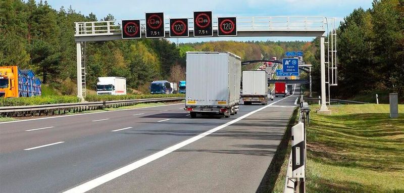 Welche Auswirkungen sich auf die Wertschöpfungsketten aufgrund fehlender Lieferungen aus China ergeben, wird sich frühestens in ein bis zwei Wochen bemerkbar machen, da sich derzeit noch Containerschiffe mit Waren auf dem Weg nach Deutschland befinden.
