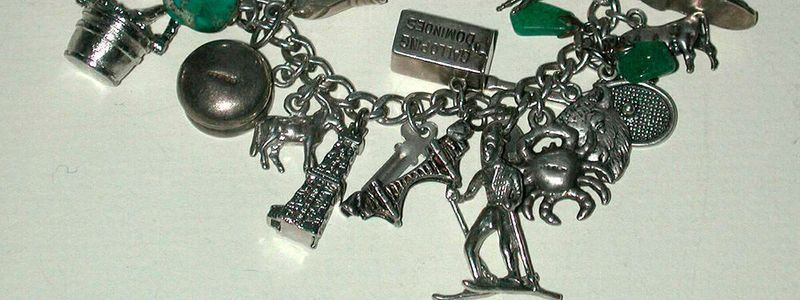 Charm ist ein genglischsprachiger Begriff und beutet „Charme, Reiz, Zauber. Es ist aber auch ein Begrff für ein Elementarteilchen. Ein charm bracelet ist ein Bettelarmband. Der für Unternehmen erhältliche Support von Canonical für Kubernetes 1.18 umfasst auch „Charmed Kubernetes“.