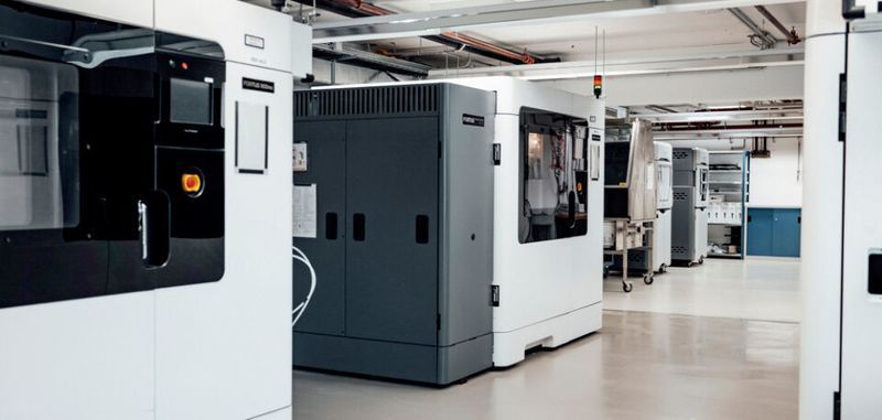 Unterstüzung bei der Fertigung von medizinischem Equipment im professionellen Maschinenpark von Mercedes-Benz: das FDM-Verfahren (Fused Deposition Modeling).