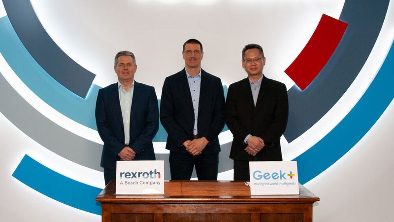 v.l. Jörg Heckel, Projektdirektor Intralogistics Robotics bei Bosch Rexroth, Thomas Fechner, Senior Vice President Product Area New Business bei Bosch Rexroth, und Jackson Zhang, Vice President bei Geek+ Europ, beim Abschluss der Kooperationsvereinbarung.
