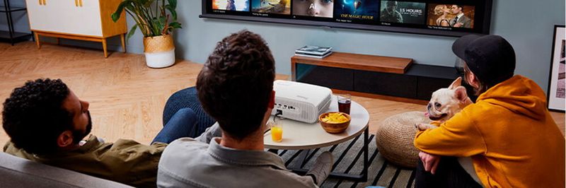 Der Benq TK810 ermöglicht ein Heimkino für Familie oder WG auch im nicht abgedunkelten Wohnzimmer.