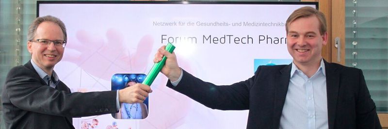 Geschäftsführerwechsel beim Forum MedTech Pharma e.V.: Dr. Matthias Schier (l.) übergibt den Staffelstab an den neuen Geschäftsführer Dr. Jörg Traub.