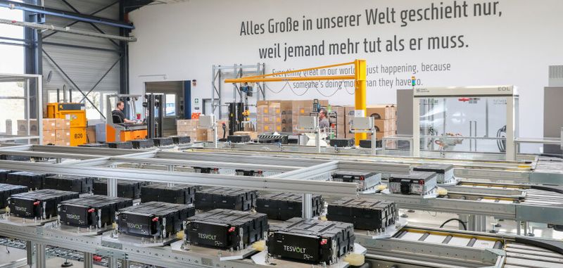 Die Produktionslinie der ersten Großfertigung für gewerbliche Batteriespeichersysteme Europas.