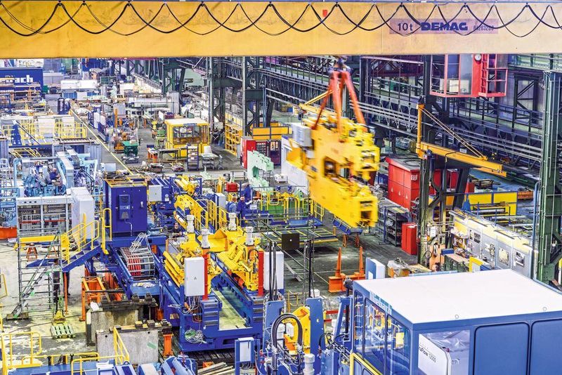 In der Werkshalle der Hugo Miebach GmbH werden vollautomatisierte Schweißmaschinen gefertigt. Im Bild: Ein schwebender Schweißwagen.