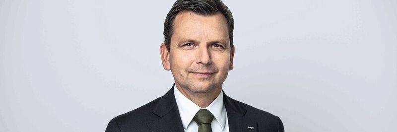 Rainer Klug, Vorstand Sicherheitstechnik bei Dräger: „Die weltweiten Produktionskapazitäten für FFP-Atemschutzmasken sind voll ausgeschöpft. Um den Bedarf trotzdem zu decken, stellen wir den USA lokal eine neue Fabrik hin. So ein Modell wäre auch in anderen Ländern möglich.“