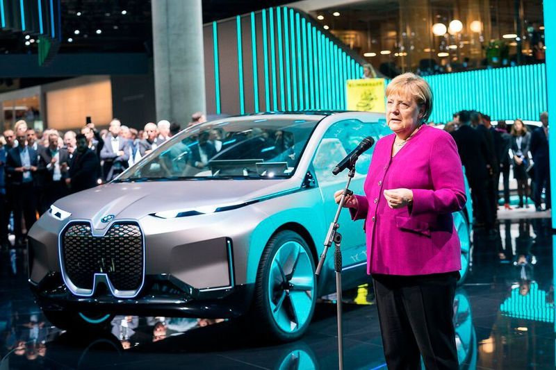 Kanzlerin Angela Merkel (CDU) auf der IAA im vergangenen Jahr.