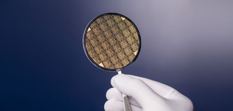 Wafer mit monolithisch-integrierten InP-HBT-Schaltungen.