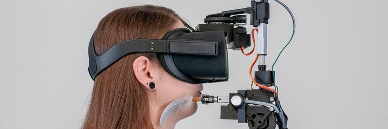 Versuchsanordnung im Projekt FaceHaptics: mit haptischen Reizen das Erleben virtueller Realität steigern.