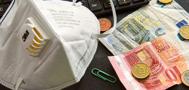 Wegen der aktuellen Coronakrise benötigen Ärzte, Krankenhäuser und Pflegepersonal dringend Medizingeräte und Schutzausrüstung wie Lüfter oder Schutzmasken mit medizinischen Filtern - ein Umstand, den Betrüger mit falschen Versprechungen oder gefälschten Geräten gnadenlos ausnutzen. Um Gefahr zu vermeiden und Leben zu retten will der VDE mit einem kostenlosen Plausibilitäts-Check die Verbreitung solcher gefölschter Produkte unterbinden.