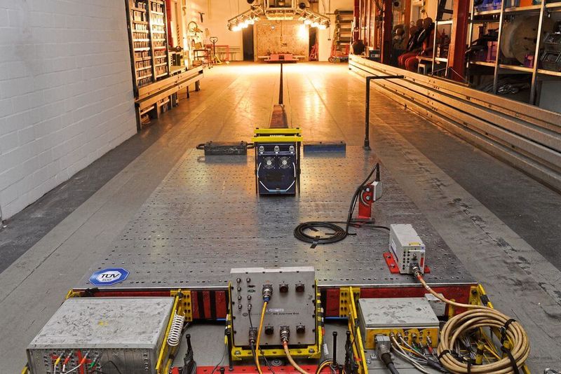 Der Tüv Süd hat seine Labore erweitert und kann jetzt mehr Tests an Lithium-Ionen-Akkus durchführen, zum Beispiel auf der Crashtestanlage.