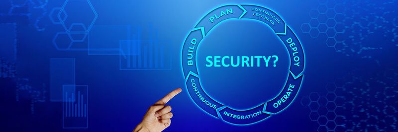 Beim DevSecOps-Ansatz liegt die Sicherheit in der Verantwortung aller Teammitglieder und wird gleichzeitig in allen Phasen und Entwicklungen mitgedacht.