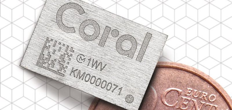 Schlaues Mini-Modul: Das „Coral Accelerator Module“ ist kaum größer als sein Herzstück, die „Edge Tensor Processing Unit“ (Edge TPU) – ein winziger, für KI-Inferenz optimierter Verarbeitungschip von Google.