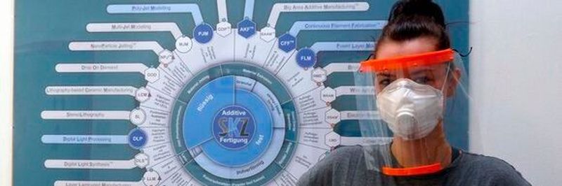Die wissenschaftliche Mitarbeitern Anne Gruska, mit einer am Center for Additive Production des SKZ hergestellten Schutzausrüstung.