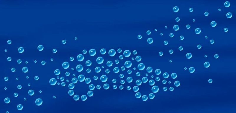 Ein Brennstoffzellenfahrzeug, das mit Wasserstoff betrieben wird, fährt lokal emissionsfrei, denn durch die kontrollierte Reaktion von Wasserstoff und Sauerstoff entstehen außer Strom lediglich Wärme und Wasser.