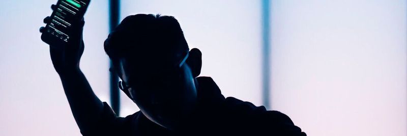Apps gehen weg wie warme Semmeln. Vor dem Hintergrund des Social Distancing schaffen sie soziale Nähe oder dienen dem Zeitvertreib. Aber auch Apps, die Wissen vermitteln, steigen in der Beliebtheitsskala.