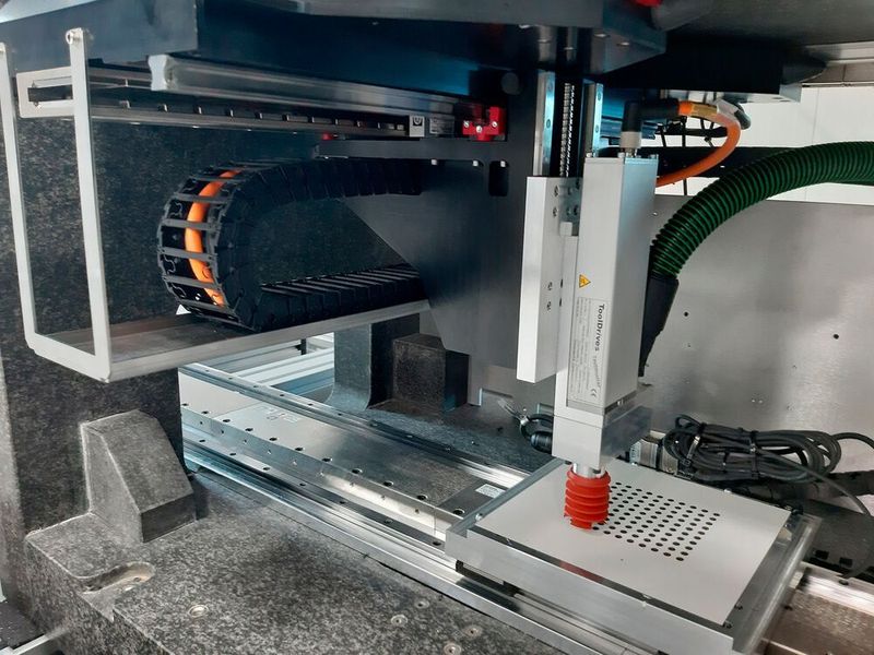 In nur 17 Sekunden schafft es die High-Speed-Drilling-Unit, 100 Löcher mit einem Durchmesser von 6 mm und 6 mm Tiefe mit höchster Präzision in eine für den Küchenmöbelbau typische, beschichtete Verbundholzplatte zu bohren.