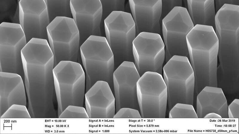 Nanodrähte aus Germanium-Silizium-Legierung mit hexagonalem Kristallgitter können Licht erzeugen. Sie ließen sich direkt in die gängigen Prozesse der Silizium-Halbleitertechnik integrieren.