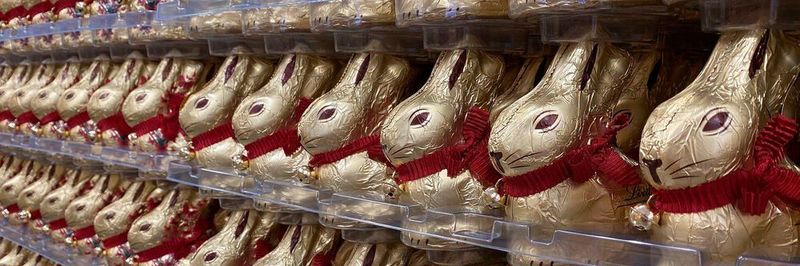 Mit Schokohasen sind Deutschlands Supermarktregale trotz Coronakrise gut bestückt. Viele andere Osterbräuche muss man sich aber verkneifen - sei es der Kirchgang oder der Kurztrip nach "Malle".