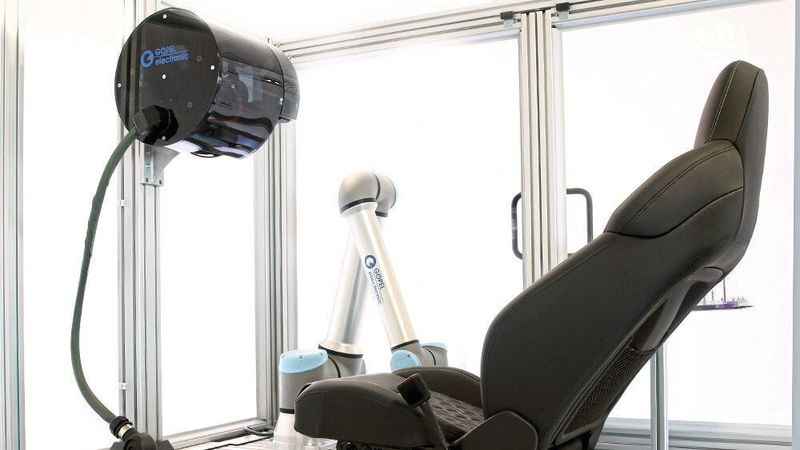 Cobots prüfen die Fahrzeugsitze am Ende der Fertigung. Ein aufwendiger manueller Test ist nicht mehr notwendig.