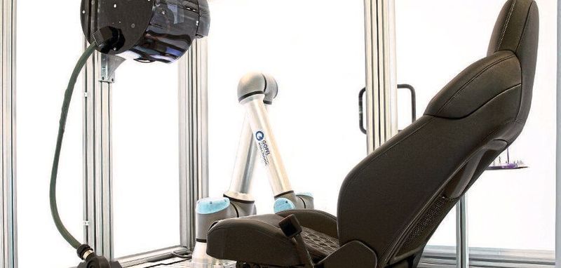 Cobots prüfen die Fahrzeugsitze am Ende der Fertigung. Ein aufwendiger manueller Test ist nicht mehr notwendig.