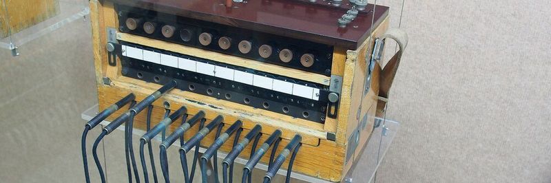 Netzwerkmanagement "old school": Mit dem Klappenschrank wurden Telefonate früher per Hand vermittelt.