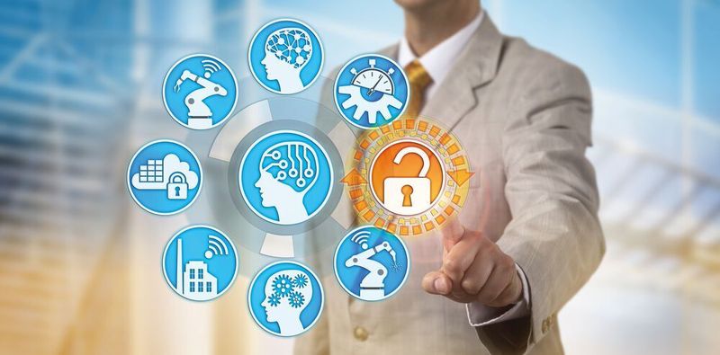 Sowohl IT und OT als auch On-Premises und Cloud-Anwendungen müssen vor internen und externen Bedrohungen geschützt werden.