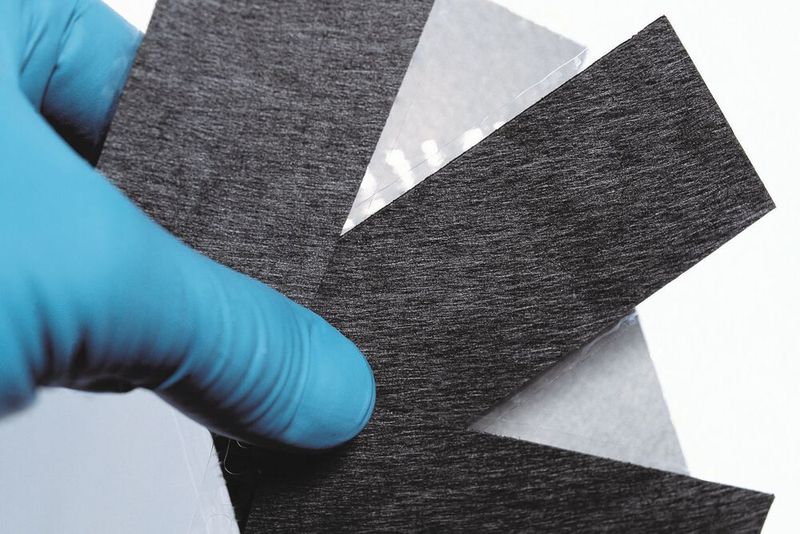 In Brennstoffzellen stecken Edelmetalle. An ihrem Recycling forschen Industriepartner im Projekt „BReCycle“. Im Bild: Die Membran-Elektrodeneinheit einer Brennstoffzelle.