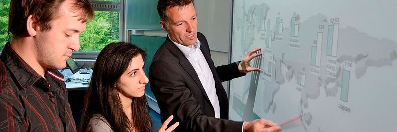 Prof. Dr. Steffen Kinkel (re.) diskutiert mit Studierenden Untersuchungsergebnisse.