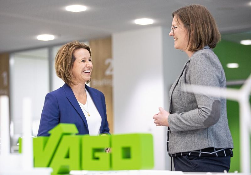 Redakteurin Sandra Häuslein (re.) im Gespräch mit Nicole Kreie (li.), die bei Wago den Bereich Projektservice International leitet.