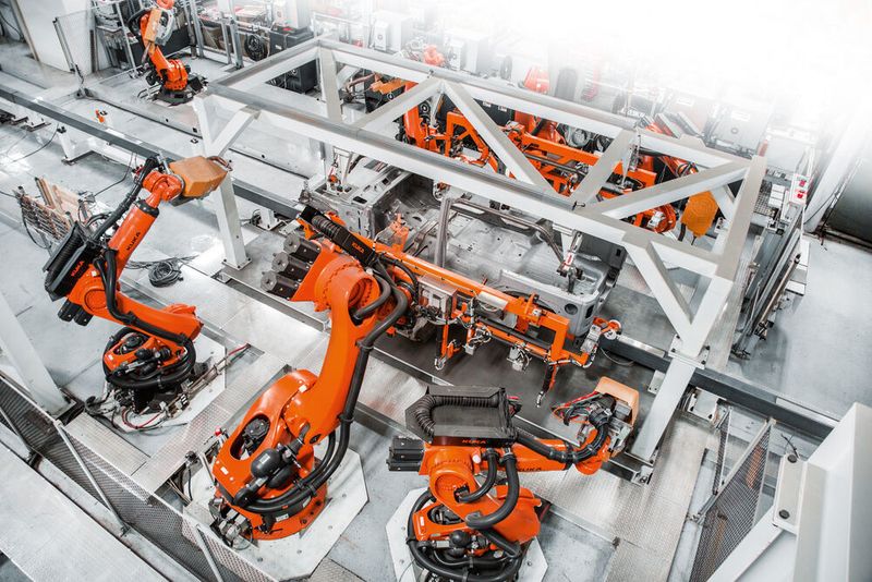Kuka liefert rund 5.000 Roboter an BMW.