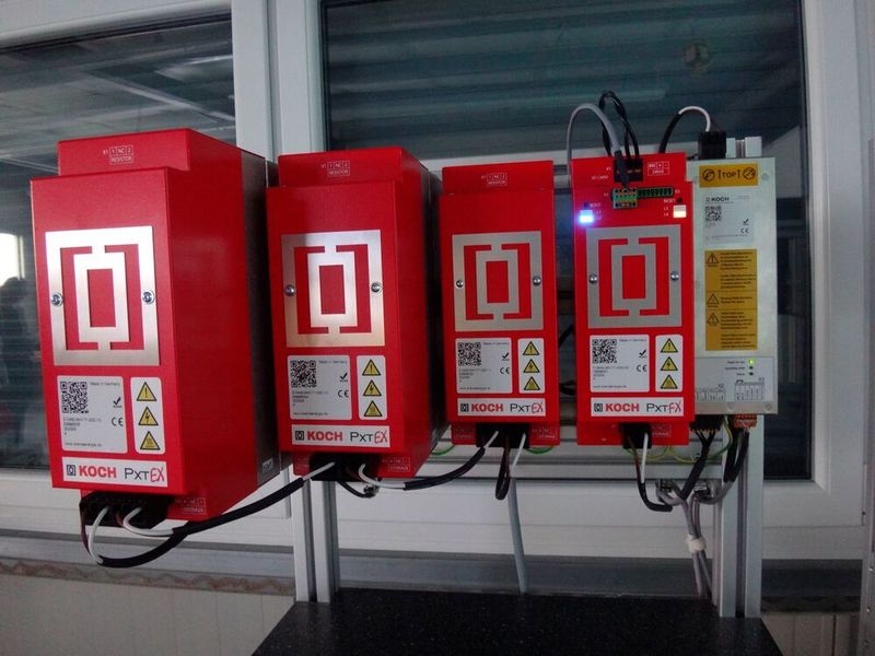 Mit der Pxt-Gerätefamilie will Michael Koch seine bisherigen aktiven Energiespeicher ablösen. Modular: Bis zu zwei Kondensatormodule EX können entweder an das Basisgerät Pxt FX hinten angedockt werden oder unbegrenzt viele seitlich über Kabel.