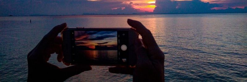 Fotografieren ist kostenlos. Doch wenn man die Urlaubsfotos gleich an seine Lieben in der Heimat versendet, fallen außerhalb der EU oft saftige Roaming-Gebühren an.