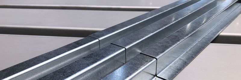 Schluss mit Dengeln bei der Montage – mit der Maku lassen sich steckbare Profile präzise produzieren.