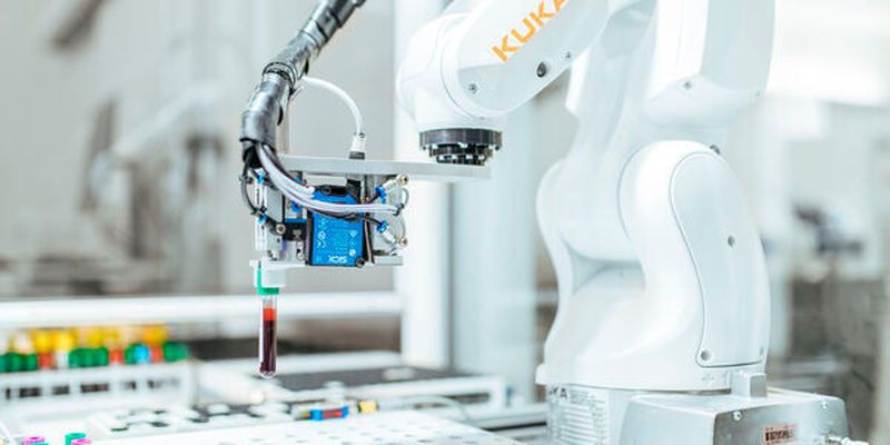 Ein Kuka-Roboter sortiert Blutproben und entlastet damit Laborpersonal.