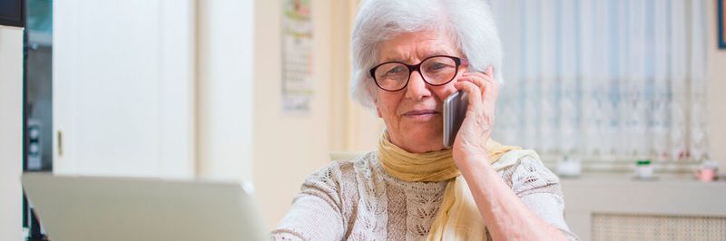 Die „Digitalen Engel“ der Initiative Deutschland sicher im Netz helfen älteren Menschen in Zeiten der Coronakrise telefonisch und online, sich in der digitalen Welt zurecht zu finden.