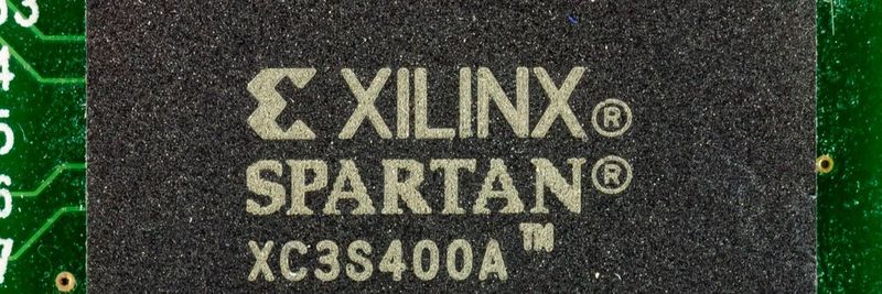 FPGA kommen in vielen Geräten zum Einsatz - in Computern ebenso wie in Steuerungen oder Mobifunk-Basisstationen. Der Hauptvorteil dieser Mikrochips liegt in ihrer individuellen Konfigurierbarkeit.