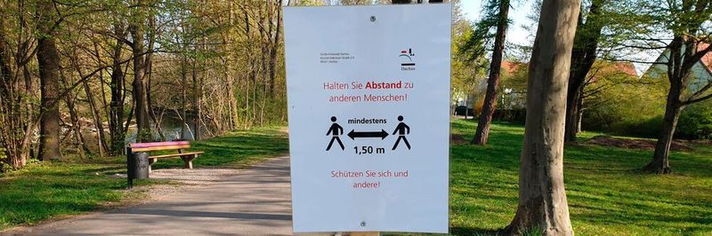 Beschäftigte sollen bei der Arbeit möglichst wenig direkten Kontakt zueinander haben – ein Abstand von mindestens 1,5 Metern zu anderen Menschen ist auch bei der Arbeit einzuhalten.