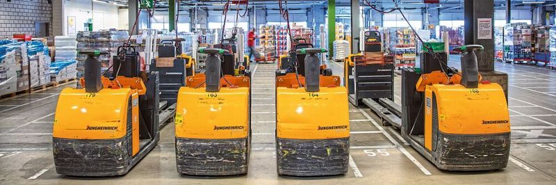 Fronius richtete mehrere dezentrale Ladebereiche ein, die für die Staplerfahrer einfach zu erreichen sind.