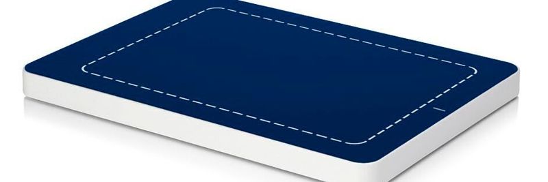 Der flache UHF-Desktop-Leser mit zwei integrierten Antennen dient zum berührungslosen Datenaustausch mit UHF-Transpondern.