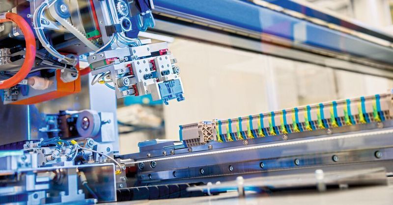 Mit dem Fast Delivery Service von Weidmüller erhält der Kunde in kurzer Zeit individuelle, einbaufertig assemblierte Klemmenleisten sowie unbestückte oder bestückte Leergehäuse geliefert. Damit das funktioniert, hat Weidmüller viele Prozessschritte automatisiert.