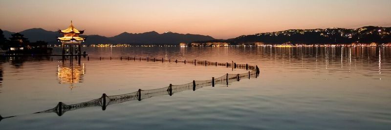 Hangzhou ist die Hauptstadt der chinesischen Provinz Zhejiang. Die alte Seidenmetropole hat heute über neun Millionen Einwohner und bietet zahlreiche Sehenswürdigkeiten.