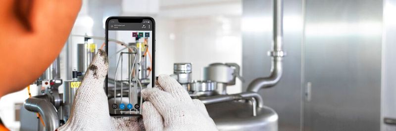 Per Augmented Reality können Experten unabhängig von ihrem Standort Arbeitern mit konkreten visuellen Anweisungen direkt an der Maschine helfen – als wären sie vor Ort.