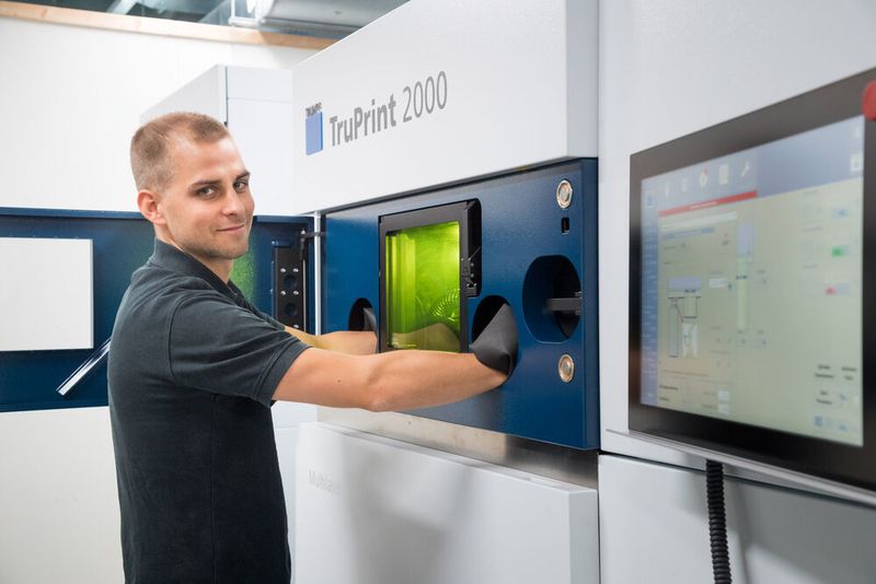 TruPrint 2000 Der neue 3D-Drucker TruPrint 2000 von Trumpf eignet sich ideal zur Bearbeitung amorpher Metalle von Heraeus Amloy.